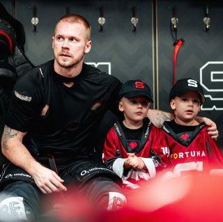 Není moc lepších pocitů, než slavit šestigólovou výhru před po strop zaplněnou @o2arenapraha se svými dětmi ❤️ 🎫 Vstupenky...