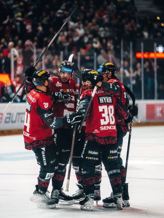 Díky trefám #23, #24 a #38 vedeme v O2 areně 3:2! 🔥