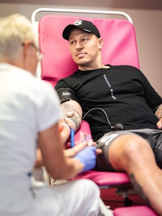 Díky všem hrdinkám a hrdinům za jejich krev! 🩸 Na další společný odběr 4. prosince v holešovické Sportovní hale Fortuna se...