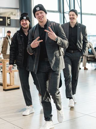 Ahooj! 👋🏻 Právě odlétáme z pražského letiště na první zápas play off @championshockey. 🛫 Držte nám palce! 🍀