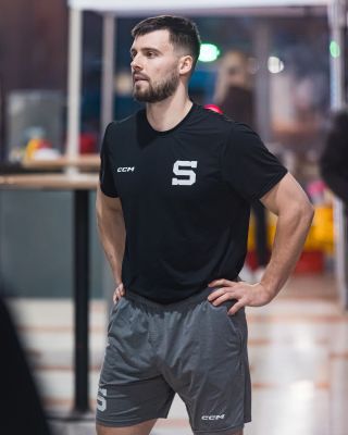 V Hradci máme po rozcvičce a za chvíli jdeme na led. Držte nám palce! ✊🏻