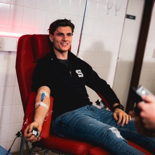 🩸 Pomáhej šířit myšlenku dárcovství společně s Kubou Sirotou! 🦸‍♂️ Udělej si svoje krvavé video a sdílej ho s přáteli! 📲🔗...