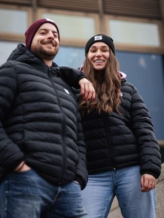 ❄️ Nevíš, co v téhle zimě na sebe? 🥶 V našem fanshopu máme teď nově tyhle stylové bundy a bombery, ve kterých se zahřeješ...