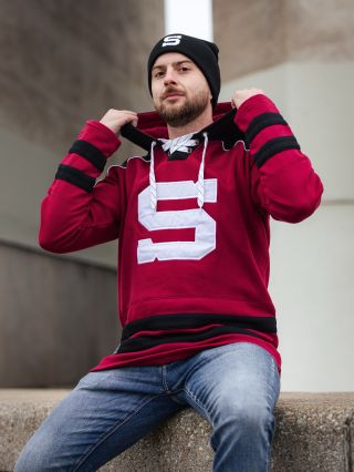 *TIP NA DÁREK 🎁: Pod stromečkem určitě potěší takováhle HCS hockey mikina každého sparťana. 👀 Najdete ji na našem fanshopu! 🎄