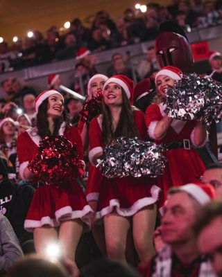🎄 První vánoční zápas je tady! 🍪 Zdobení vánočních perníčků, 📸 Fotokoutek s @spartak_spartax a @stars.cheerleaders 🎁 Dárky...