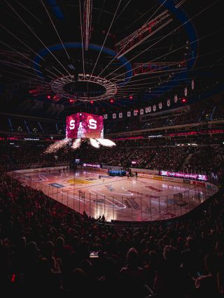 🎄 Poslední domácí zapas v letošním roce si užijeme ve vánoční náladě! 🧑‍🎄 Těšíme se na vás dneska večer v @o2arenapraha! ✨