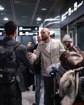 🛬 Přistáli jsme ve Švýcarsku, kde na nás čekala i nová posila @kristian.vesalainen. 👋🏻🇨🇭Nyní se už konečně přesouváme směr...