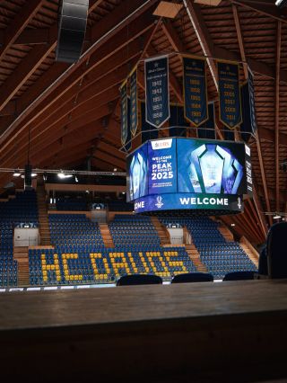 Pure hockey beauty. 🫶🏻 @spenglercupdavos