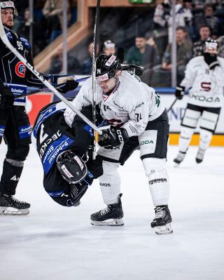 ❌ V prvním zápase @spenglercupdavos se nám podařilo prostřelit soupeřova gólmana až v závěru třetí třetiny. Prohráváme 5:2.